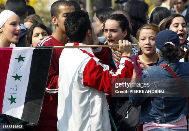 Une personne défile avec un drapeau irakien, le 27 mars 2003 à Strasbourg, lors d'une manifestation contre la guerre menée par les Etats-Unis et la...