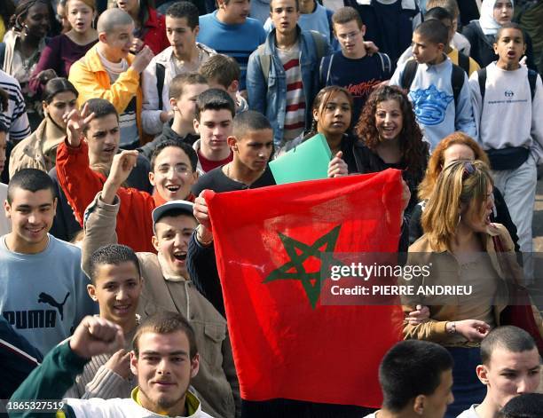 Des personnes défilent avec un drapeau marocain, le 27 mars 2003 à Strasbourg, lors d'une manifestation contre la guerre menée par les Etats-Unis et...