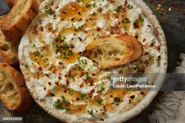 dip de queso feta batido con miel caliente - salsa espesa fotografías e imágenes de stock
