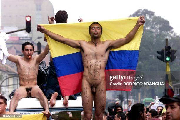 Nude university students are seen demonstrating against the US-led was on Iraq 28 March 2003 in Bogota, Colombia Estudiantes universitarios protestan...