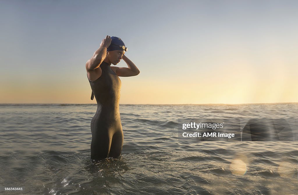 Atleta di Triathlon femminile all'alba