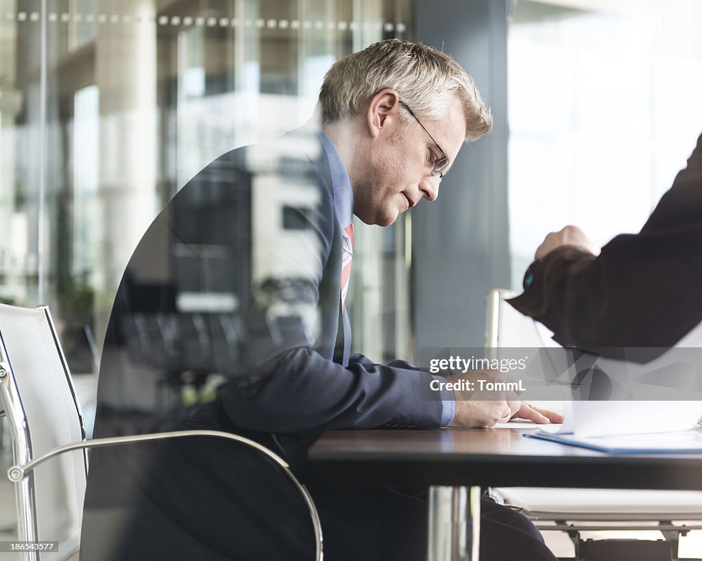 Executive Geschäftsmann, die Unterzeichnung Papierkram