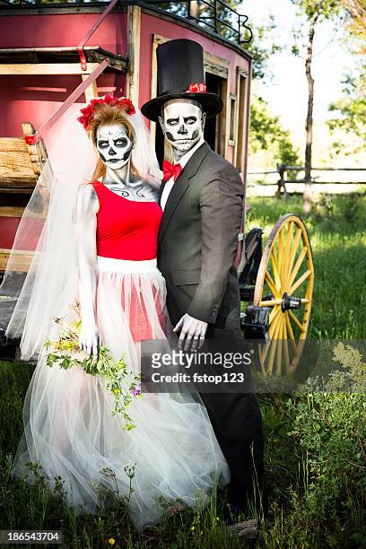 caracteres: esqueleto noiva e noivo pose de assustador retrato de casamento. - halloween zombie makeup imagens e fotografias de stock