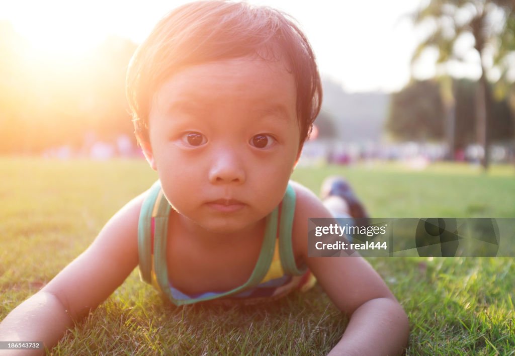 かわいい公園で遊ぶお子様