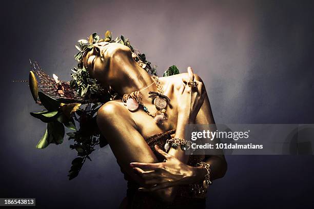 gold woman - body paint fotos stockfoto's en -beelden