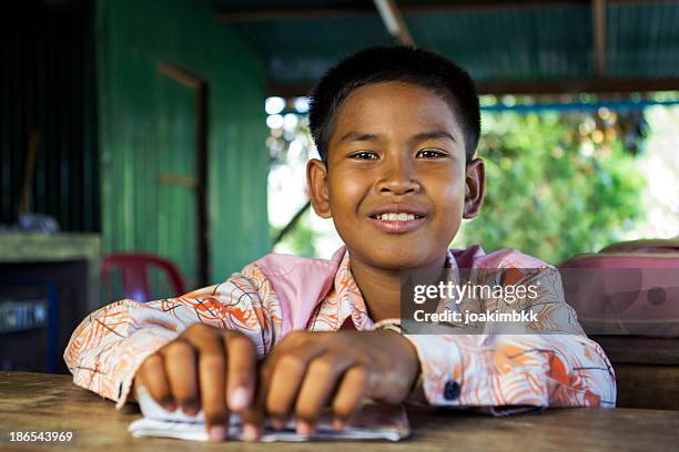 junge asiatische junge in der schule - boy thailand stock-fotos und bilder
