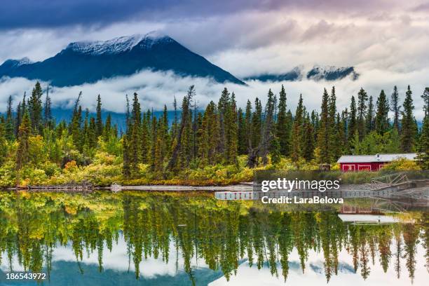 destrucción a la bahía - yukon fotografías e imágenes de stock