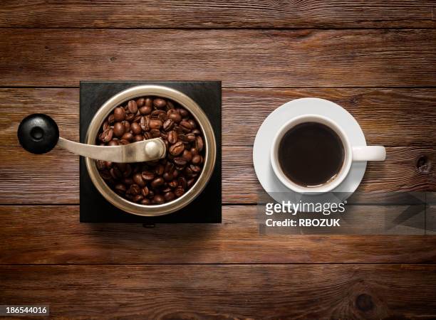 overhead schuss kaffeetasse und schleifmaschine auf hölzernen hintergrund - coffee grinder stock-fotos und bilder