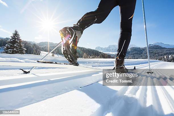 cross-country ski dans les alpes européennes - sport hiver photos et images de collection