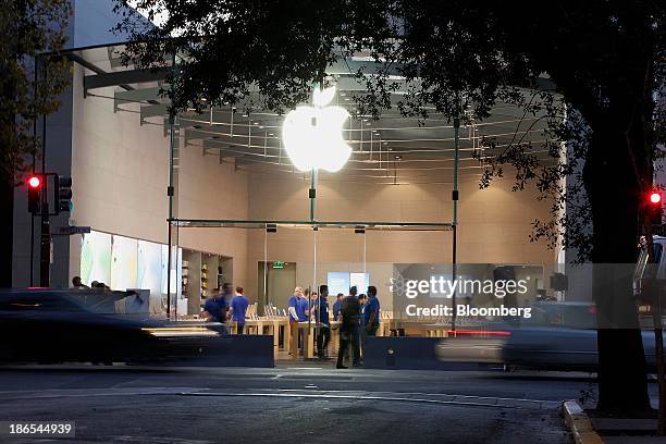 Employees prepare for the first day of sales of the new Apple Inc. IPad Air at a store in Palo Alto, California, U.S., on Friday, Nov. 1, 2013. Apple...