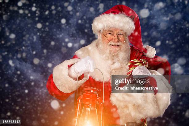 pictures of vintage real santa claus carrying gift sack - santa 個照片及圖片檔