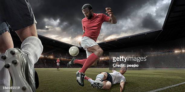 action de football - tackling photos et images de collection