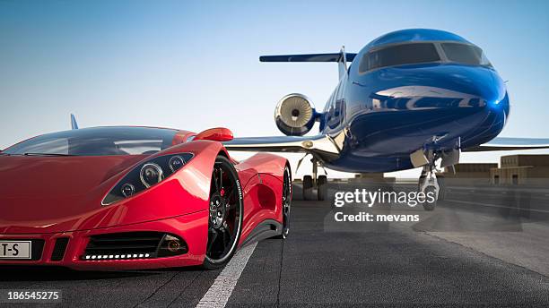 coche deportivo rojo y azul de lujo con vista a las pistas hidromasaje - avión privado fotografías e imágenes de stock