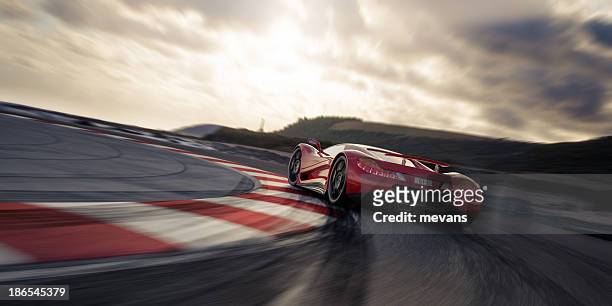 carro desportivo vermelho em uma pista de corridas - desporto motorizado imagens e fotografias de stock