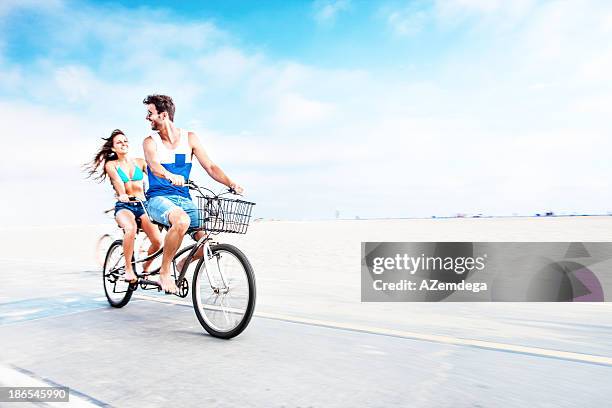 tandem equitazione coppia - tandem bicycle foto e immagini stock