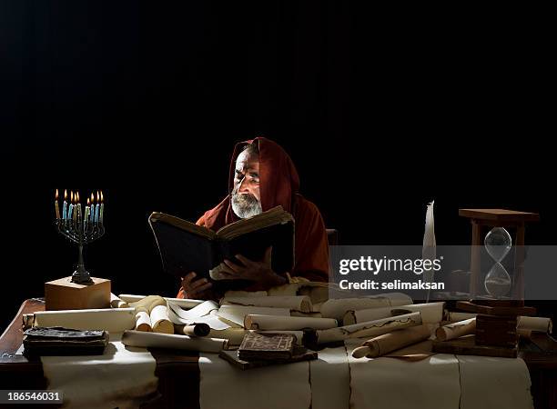medieval filósofo lectura torá en el semáforo de menorá - jewish man fotografías e imágenes de stock