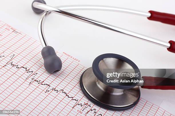 stethoskop und medical chart - stethoscope heart stock-fotos und bilder