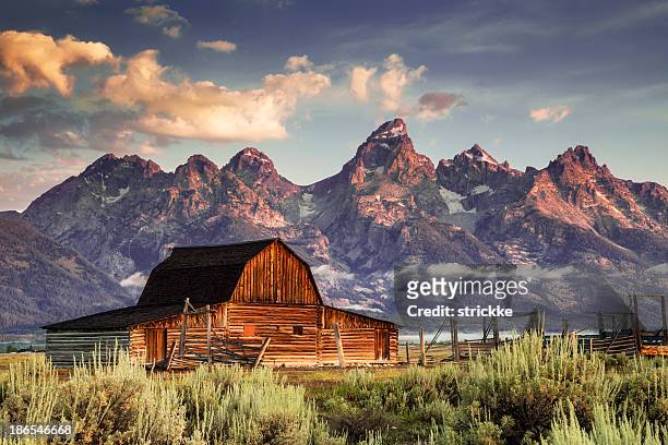 moulton barn und tetons im morgenlicht - american ranch landscape stock-fotos und bilder