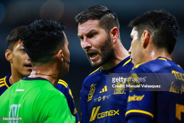 André-Pierre Gignac of Tigres argues with Adonai Escobedo referee during the final second leg match between America and Tigres UANL as part of the...