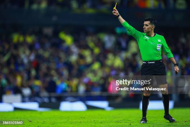 Adonai Escobedo referee shows the yellow card to Nahuel Guzmán of Tigres during the final second leg match between America and Tigres UANL as part of...
