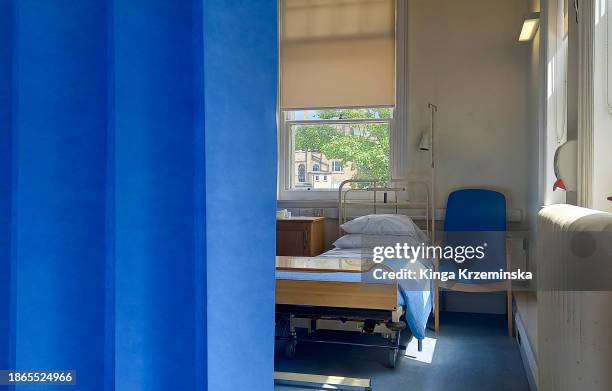 hospital bed - medical ward stock pictures, royalty-free photos & images