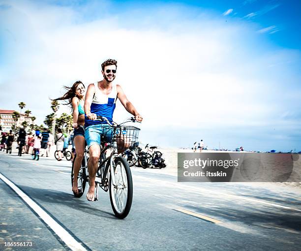 tandem equitazione coppia a la - tandem bicycle foto e immagini stock