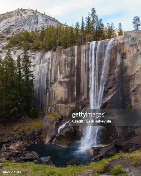 vues panoramiques du parc national de yosemite - haut lieu touristique national photos et images de collection