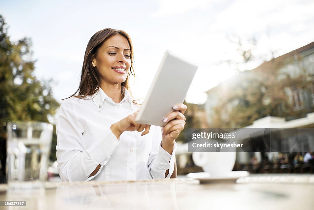 Feliz Mulher de Negócios com o touchpad.