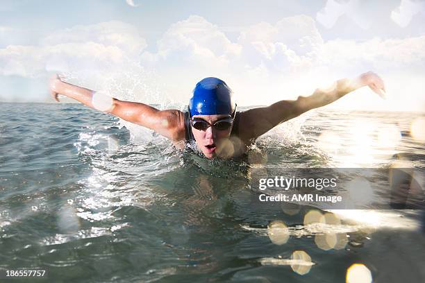 donna nuoto farfalla stroke - nuoto a farfalla foto e immagini stock