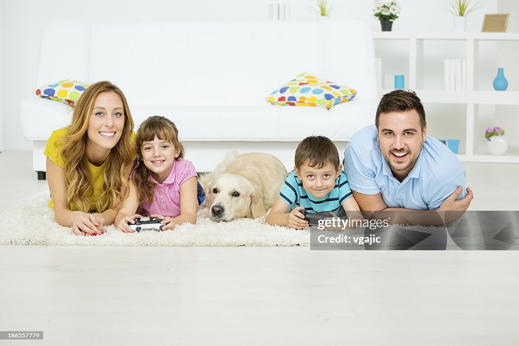 Alegre família Jogando vídeo game em casa.