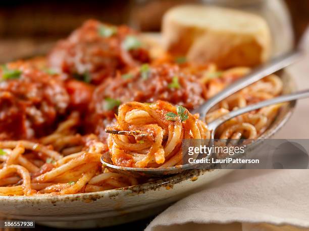 spaghetti with large meatballs - bolognesesaus stockfoto's en -beelden