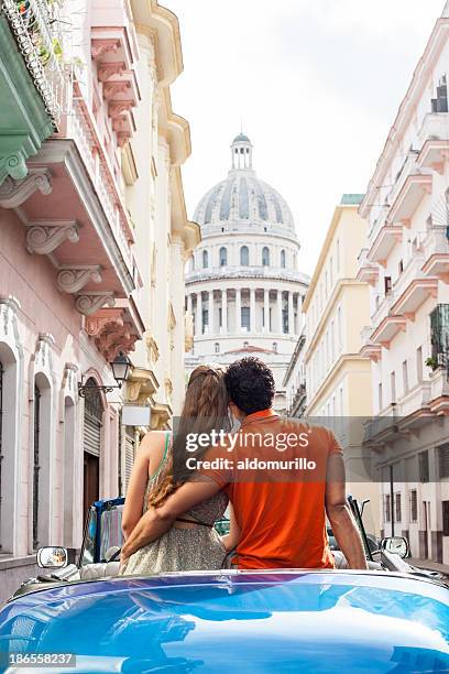 foto de una pareja-vista posterior - cuba fotografías e imágenes de stock