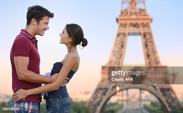 couple heureux, la tour eiffel, à paris - voyageur homme devant monument photos et images de collection