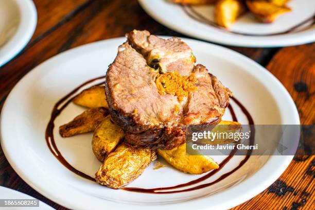 caramelized pork bondiola with french fries - argentina steak fotografías e imágenes de stock