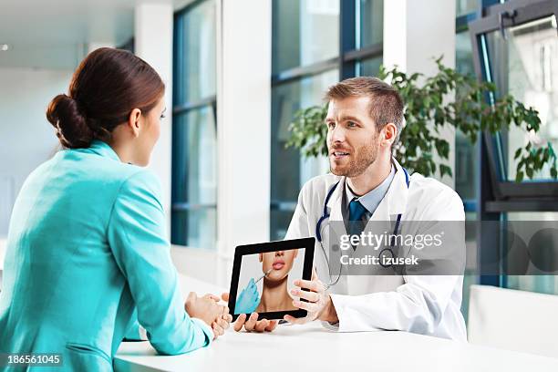 ärztliche beratung - schönheitsoperation stock-fotos und bilder