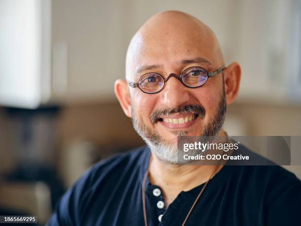 homme dans une cuisine - complètement chauve photos et images de collection