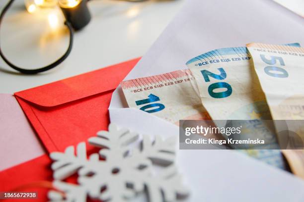christmas bonus payment - bonus photos et images de collection