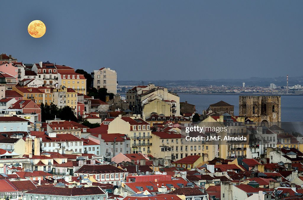 Moon & Lisboa