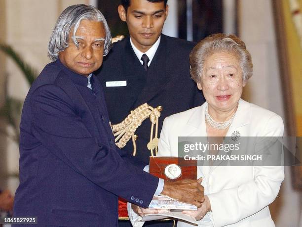 Indian President APJ Abdul Kalam presents the Indira Gandhi Prize to Sadako Ogata in New Delhi 19 November 2002. India conferred the Indira Gandhi...