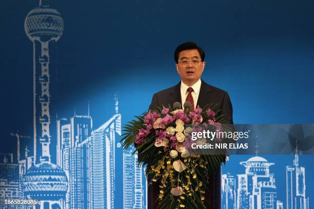 Chinese President Hu Jintao delivers his speech at the beginning of a dinner as part of the Shanghai Cooperation Organization summit in Shanghai, 15...