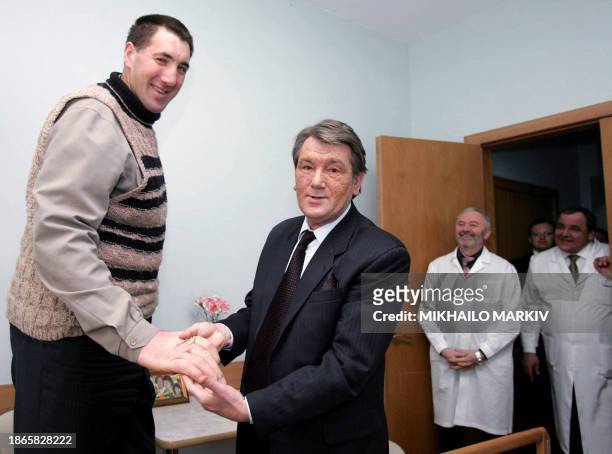 Ukraine Viktor Yushchenko shakes hand with Leonid Stadnik believed to be tallest man in the world during a meeting at a hospital in Kiev, 18 January...