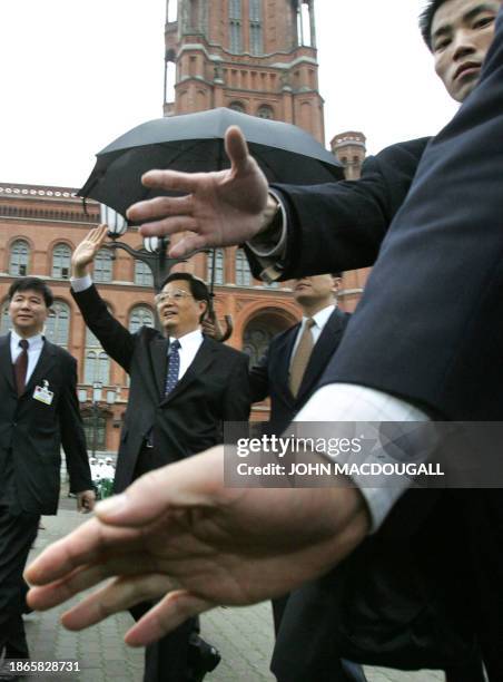 Chinese President Hu Jintao greets wellwishers outside Berlin's town hall 11 November 2005, after he met mayor Klaus Wowereit. Hu is in Berlin for a...