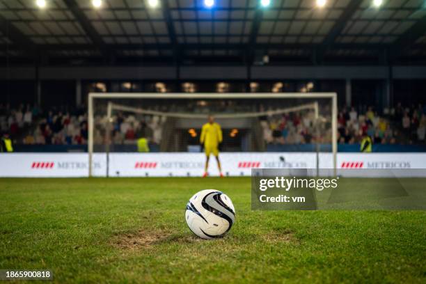 pallone da calcio davanti al portiere - portiere posizione sportiva foto e immagini stock