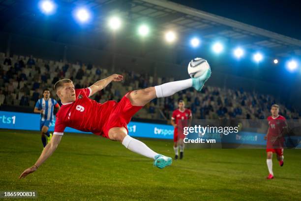 bille de coup de pied de joueur de football mâle - joueur de football photos et images de collection