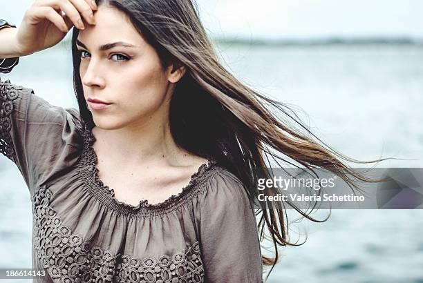 - giovane donna con i capelli al vento - capelli donna fotografías e imágenes de stock