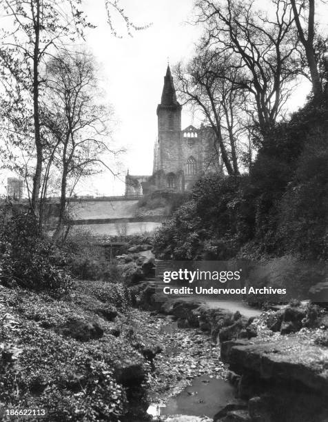 The famous abbey where King of Scots Robert the Bruce and Lord Elgin are buried, Dunfermline, Scotland, early 1920s. This view of the abbey is from...