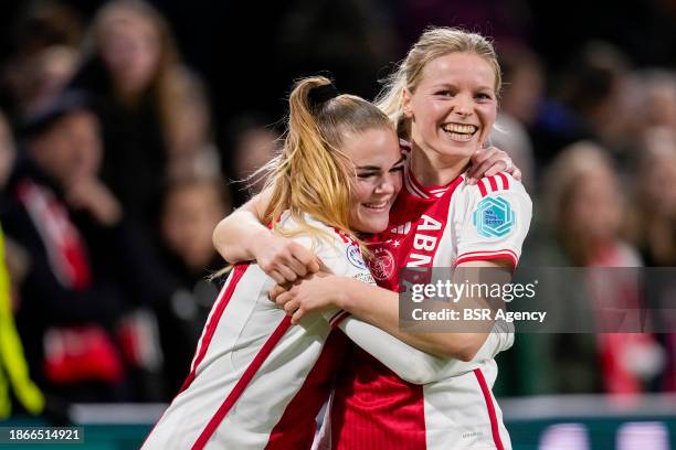 Milicia Keijzer of AFC Ajax, Nadine Noordam of AFC Ajax during the UEFA Women's Champions League match between AFC Ajax and FC Bayern München at...