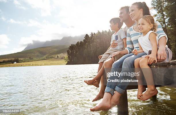 disfrutar de la vida al aire libre junto - muelle fotografías e imágenes de stock