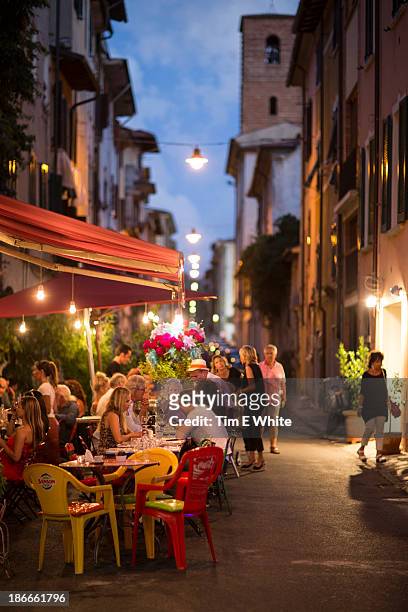 pietrasanta, province of lucca, tuscany, italy - people eating in bistro stockfoto's en -beelden