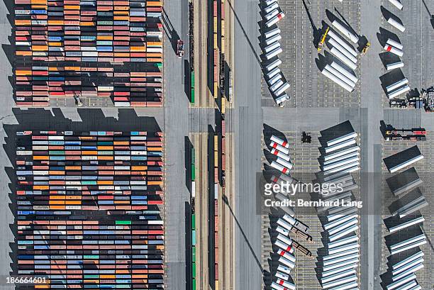 containers, railway, wind turbine components - bremerhaven stock-fotos und bilder